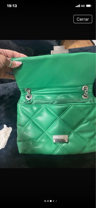 Bolso Stradivarius verde acolchado