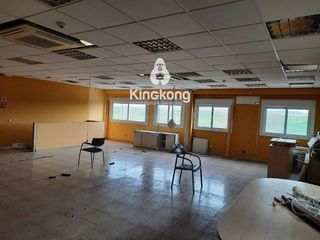 Nave industrial en venta en Loeches