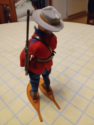 Madelman Canadá con rifle y pistola