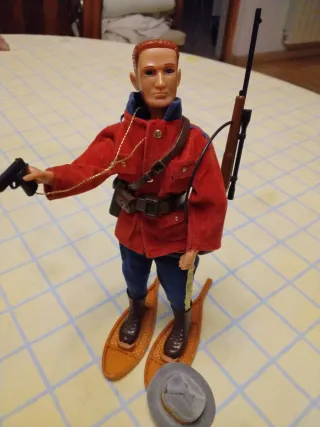 Madelman Canadá con rifle y pistola