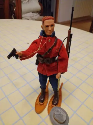 Madelman Canadá con rifle y pistola