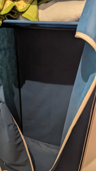 Armario de tela azul y beige