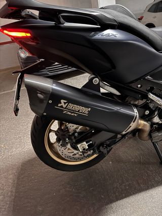 Yamaha T-MAX Tech MAX 2023 Negra