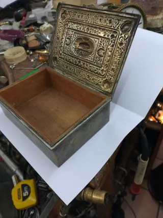 Caja de latón antigua decorada