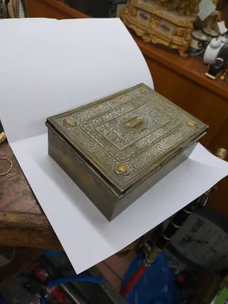 Caja de latón antigua decorada
