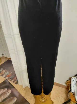 Abito lungo in velluto nero con spacco