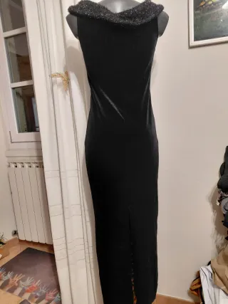 Abito lungo in velluto nero con spacco
