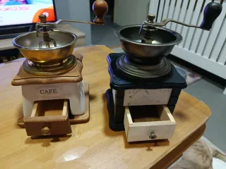 Dos Molinillos de Café Antiguos