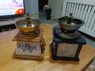 Dos Molinillos de Café Antiguos