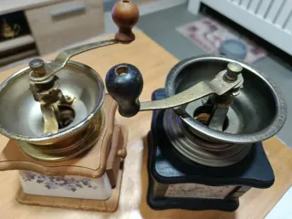 Dos Molinillos de Café Antiguos