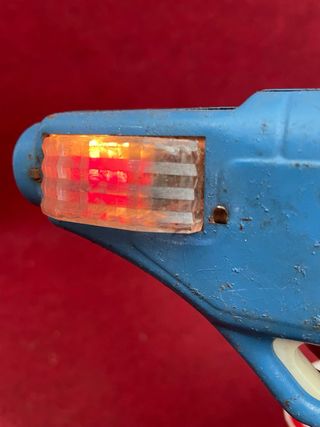 ANTIGUA PISTOLA ESPACIAL DE HOJALATA DE JUGUETE