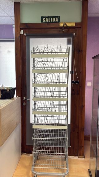 Expositor metálico con estantes