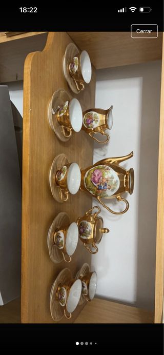 Conjunto de tazas de café doradas y blancas