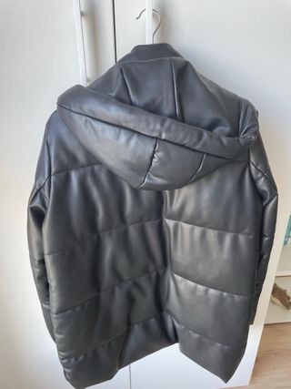 Abrigo acolchado Zara negro con capucha