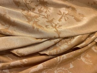 Vestido largo amarillo con estampado floral