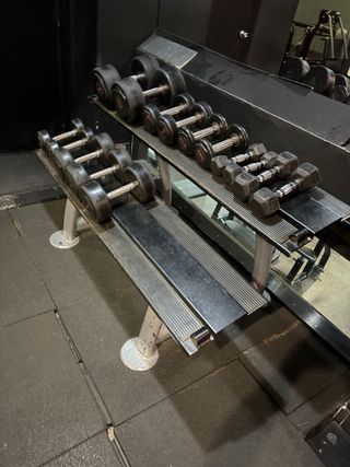 Vendo Mancuernas a 1€/kg y 2 mancuerneros a 100€