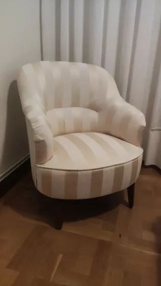 Butaca elegante beige con patas de madera