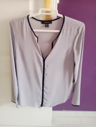 Blusa tipo seda gris claro