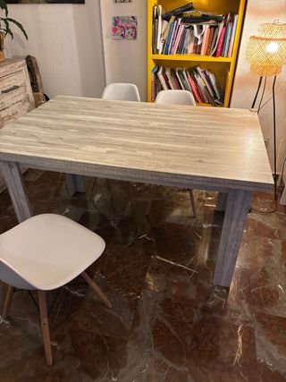 Mesa extensible madera gris y 4 sillas blancas