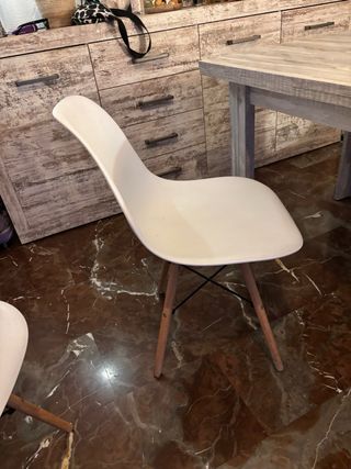 Mesa extensible madera gris y 4 sillas blancas