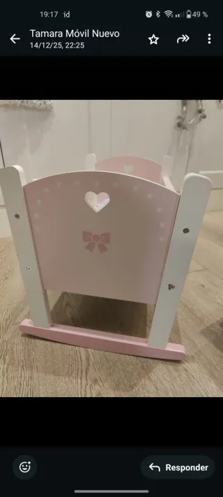 Cuna de madera para muñecas rosa y blanca