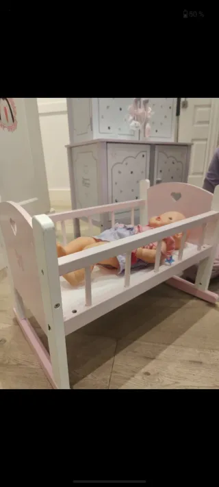 Cuna de madera para muñecas rosa y blanca