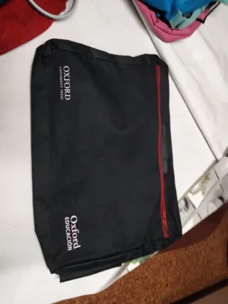 Maletín Oxford Negro con Cremallera Roja