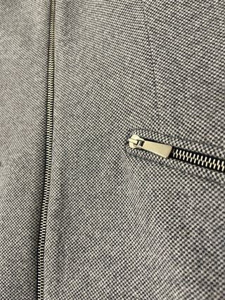 Abrigo Zara gris con hombreras