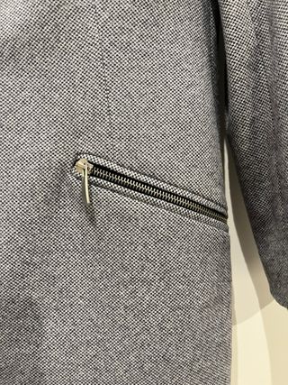 Abrigo Zara gris con hombreras