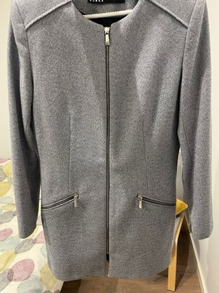 Abrigo Zara gris con hombreras