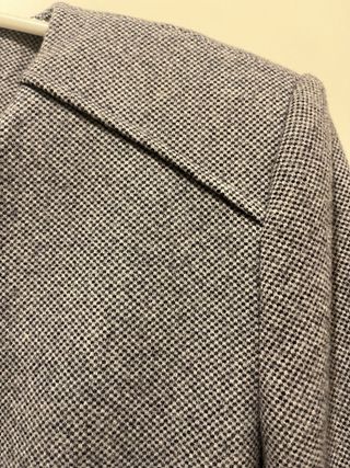 Abrigo Zara gris con hombreras