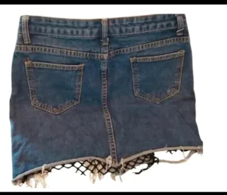 Falda vaquera desgarrada con red