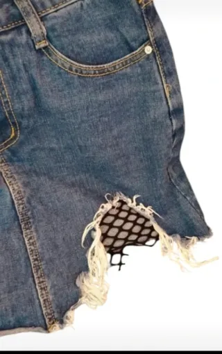 Falda vaquera desgarrada con red