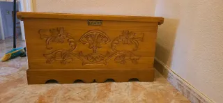 Arcón de madera con espejo