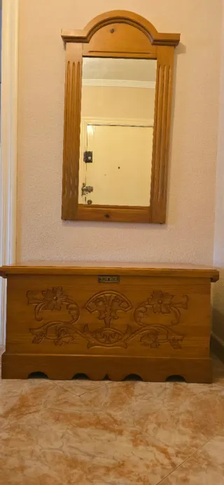 Arcón de madera con espejo
