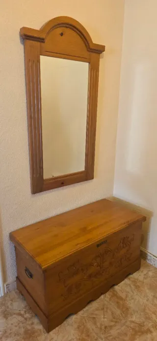 Arcón de madera con espejo