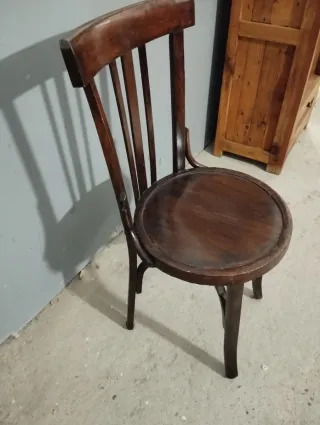 Silla antigua de madera