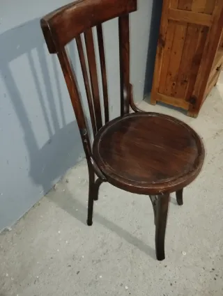 Silla antigua de madera