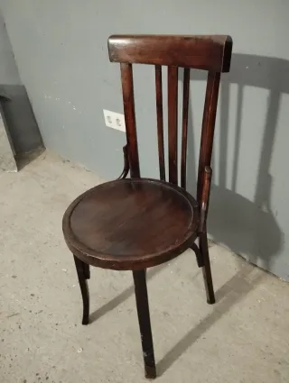 Silla antigua de madera