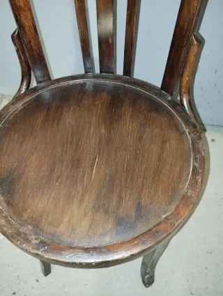 Silla antigua de madera