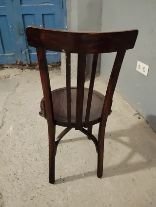 Silla antigua de madera