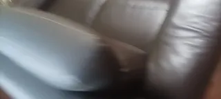 Sofá de piel marrón