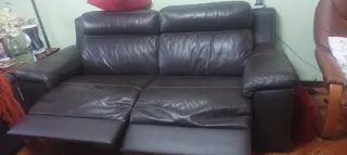 Sofá de piel marrón