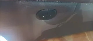 Sofá de piel marrón