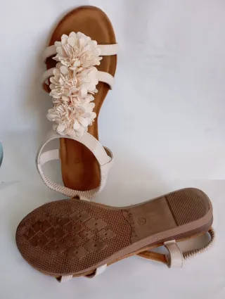 Sandalias beige mujer flores