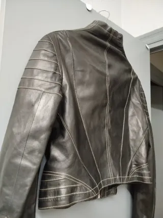 Cazadora de piel negra