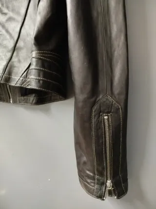 Cazadora de piel negra