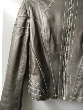 Cazadora de piel negra