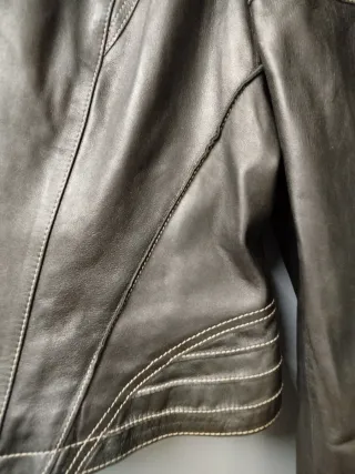 Cazadora de piel negra