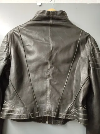 Cazadora de piel negra